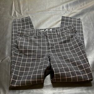 Old navy. Pixie. High rise. Secret slim pockets. Check pattern. Navy. Size 6